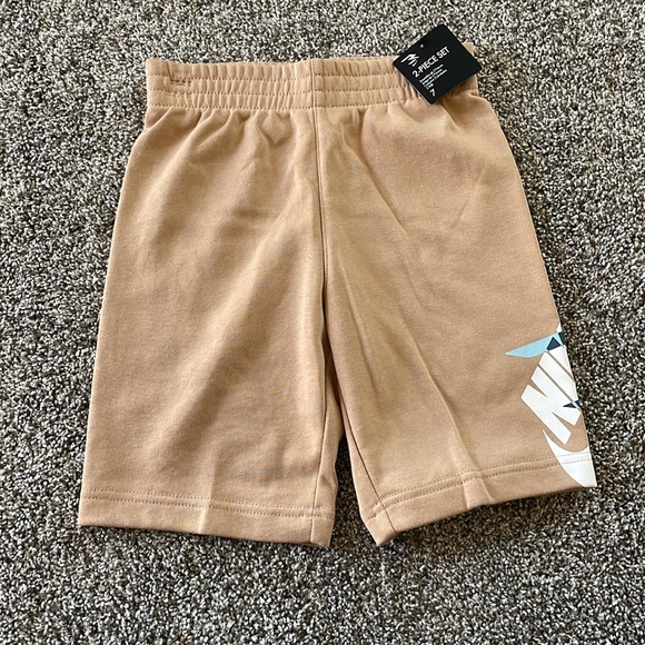 NEW! LIGHT BLUE AND TAN 2-PIECE T-SHIRT & SHORTS SET. SIZE 7. BOYS. - Picture 2 of 8